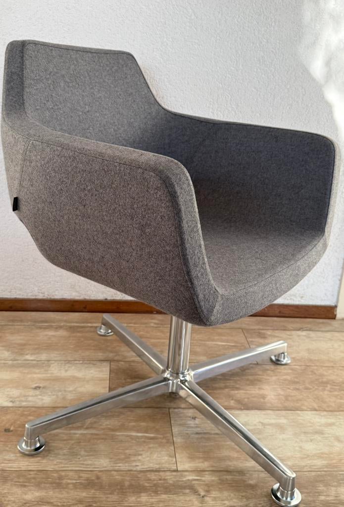 Grijze Deberenn Nano design stoel/ fauteuil met kruispoot, Ophalen of Verzenden, Zo goed als nieuw, 50 tot 75 cm