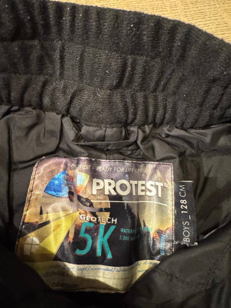 Skibroek jongen Protest maat 128, Overige merken, 100 tot 140 cm, Ophalen of Verzenden, Zo goed als nieuw