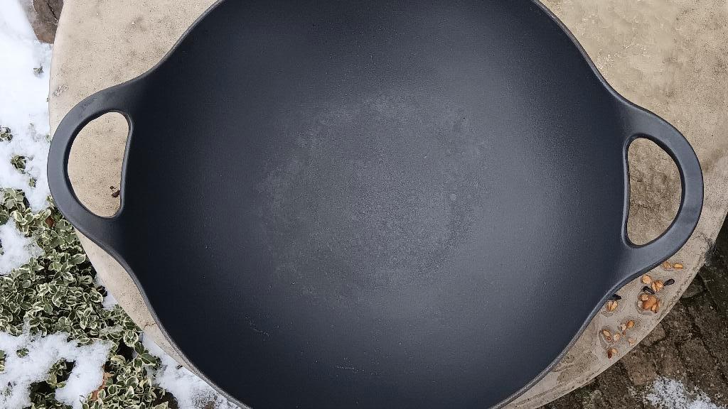 HACKMAN ingebrande gietijzeren wok vlakke bodem (G325), Huis en Inrichting, Gebruikt, Gietijzer, Ophalen of Verzenden, Keramische plaat