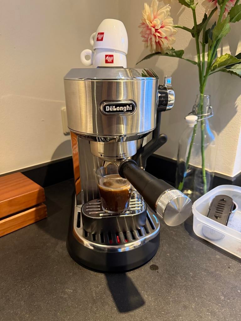 DeLonghi Dedica Maestro Plus EC950.M Espressomach-1 mnd oud, Ophalen, Afneembaar waterreservoir, Espresso apparaat, Gemalen koffie