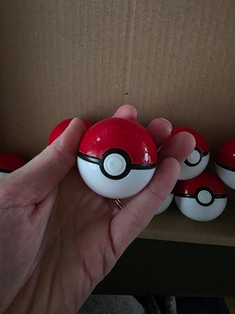 Pokémon pokeballen traktatieset 10x, Verzamelen, Poppetjes en Figuurtjes, Verzenden