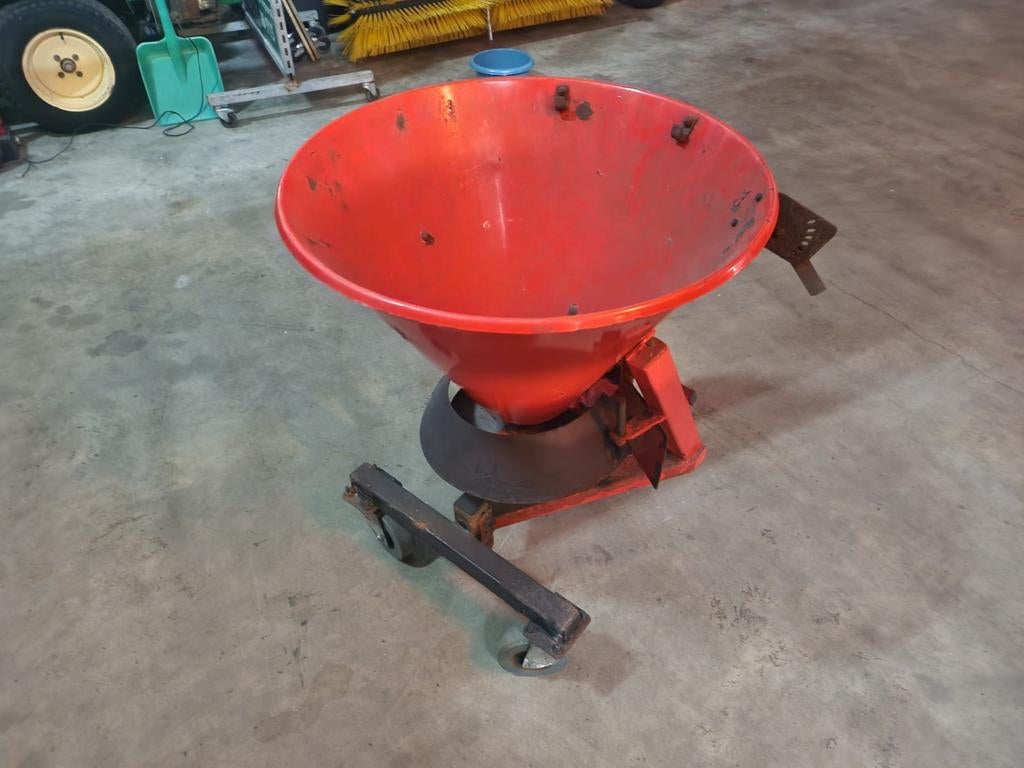 Zoutstrooier hydoliek kersten
Werktuigen drager, Tuin en Terras, Hand-tuingereedschap, Ophalen