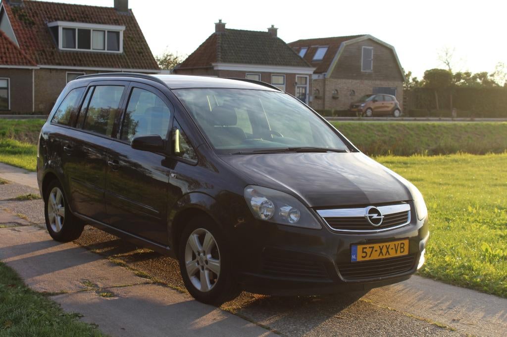Opel Zafira 1.6 16V Euro4 2007 Zwart, Auto's, Opel, Voorwielaandrijving, 4 cilinders, 7 stoelen, Zwart