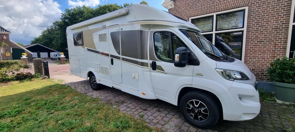 Carado T449 Camper met Queensbed en hefbed, Startonderbreker, Ringverwarming, Fiat, 7 tot 8 meter