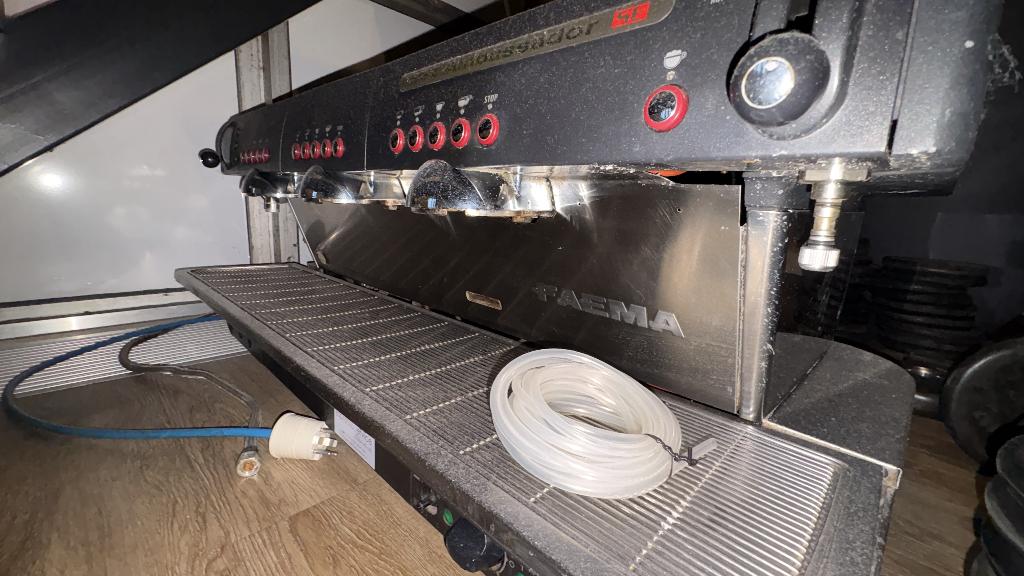 Faema E91 Ambassador SE Barista machine piston 3 groep, Gebruikt, 10 kopjes of meer, Koffiemachine, Gemalen koffie