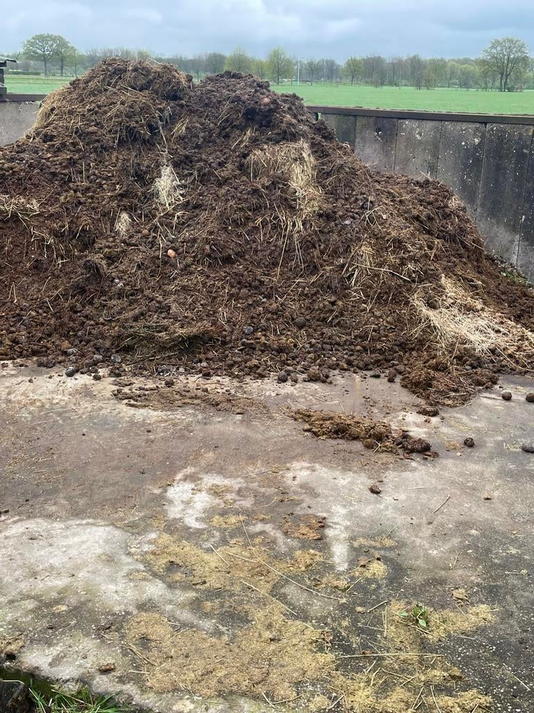 Verse paardemest, Ophalen, Mest