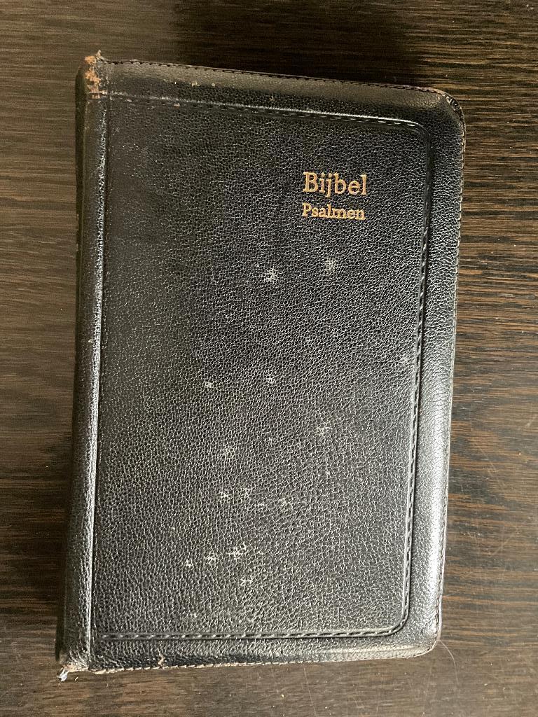 Bijbel. Leren zwarte band, duimgreep en ritssluiting., Ophalen of Verzenden, Gelezen