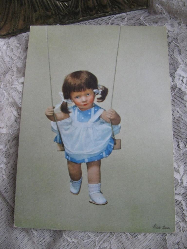 Oude Käthe Kruse Kaart - Pop op Schommel 15 x 10.5 cm, Verzenden, 1940 tot 1960, Ongelopen, Kinderen