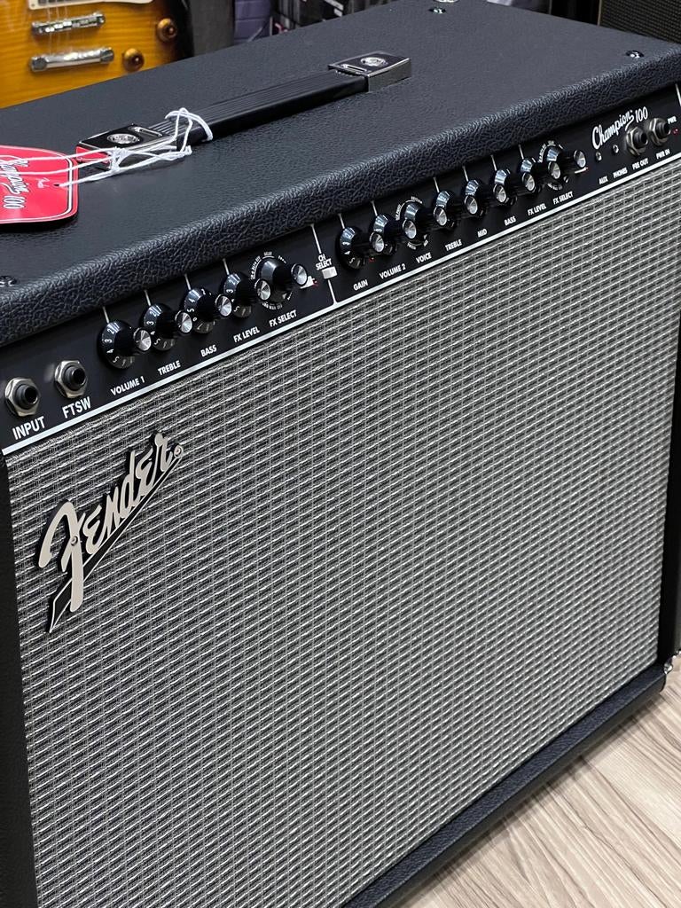 FENDER VERSTERKER, Muziek en Instrumenten, Versterkers | Bas en Gitaar, Ophalen, Zo goed als nieuw, 100 watt of meer