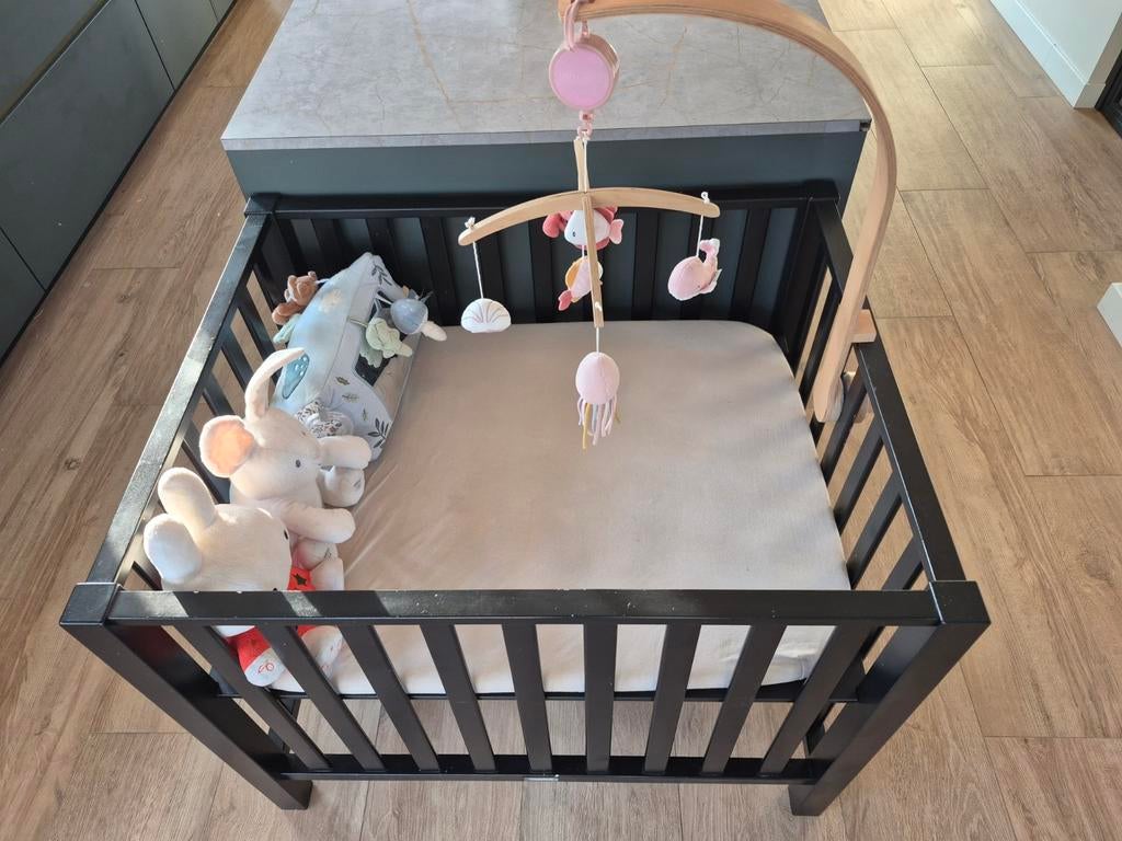 Box bopita zwart met matras, lakens en mobiel, Ophalen, Gebruikt