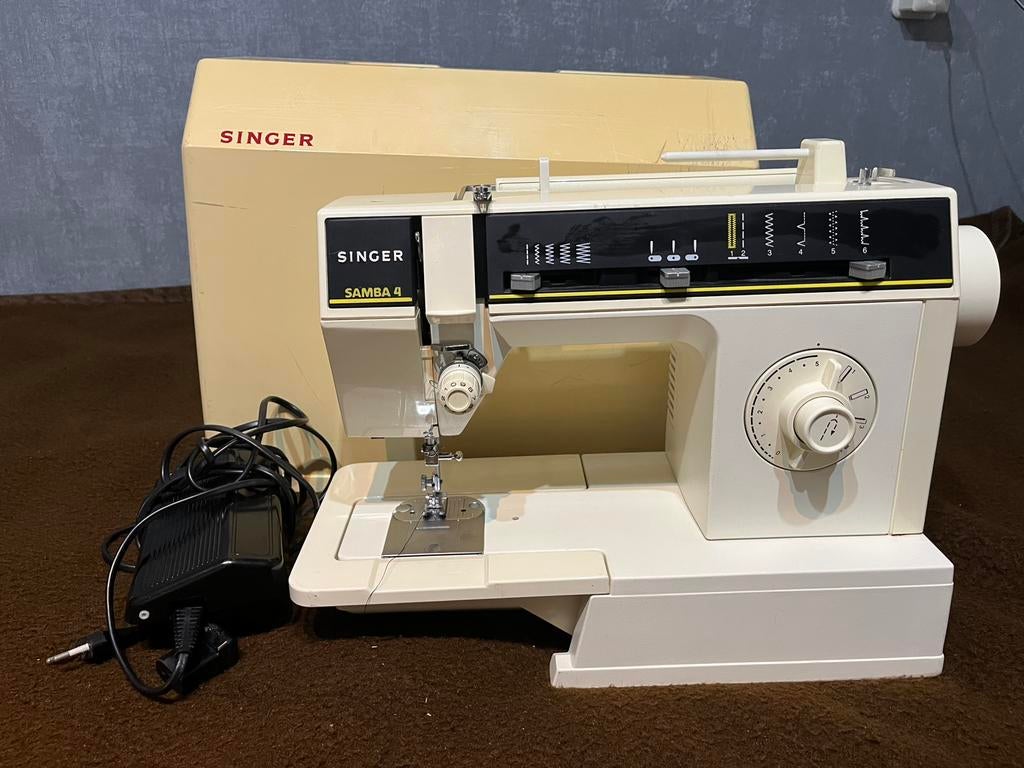 Vintage Singer Samba 4 met originele hoes, Hobby en Vrije tijd, Naaimachines en Toebehoren, Zo goed als nieuw, Naaimachine, Singer