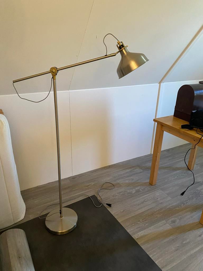 IKEA vloerlamp, verstelbaar, geborsteld metaal, Huis en Inrichting, Lampen | Vloerlampen, Zo goed als nieuw, 150 tot 200 cm, Metaal