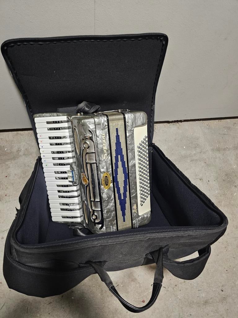 Soprani Accordeon met Koffer - Zo goed als nieuw, 48-bas, Scandalli, Met koffer, Zo goed als nieuw