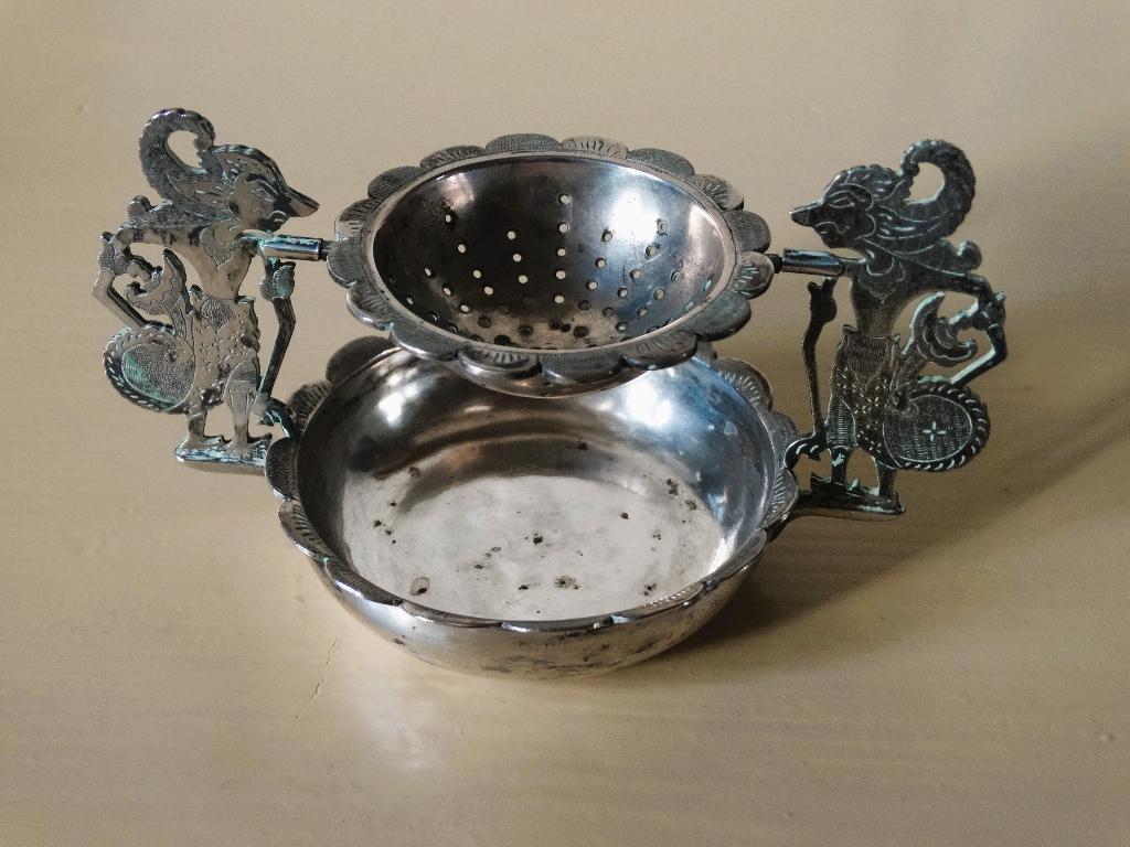 Dubbele wayang kulit (koelit) zilveren theezeef met lekbak, Antiek en Kunst, Ophalen of Verzenden, Zilver