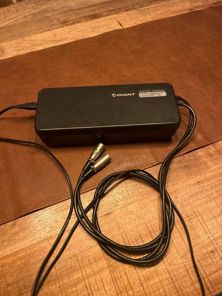 Giant Twist Lader 5-pins - Model NC-SSC05GNT, Fietsen en Brommers, Fietsaccessoires | Fietsaccu's, Ophalen of Verzenden, Zo goed als nieuw