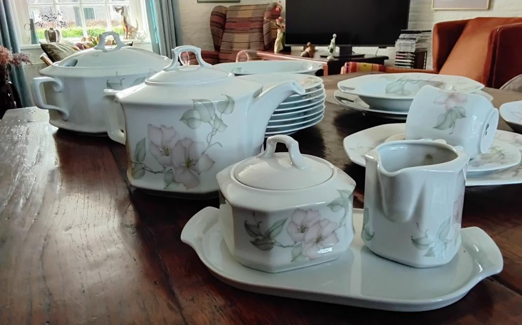 Eetservies romantisch.  9 persoons.  helemaal compleet, Ophalen of Verzenden, Zo goed als nieuw, Overige stijlen, Bord(en)