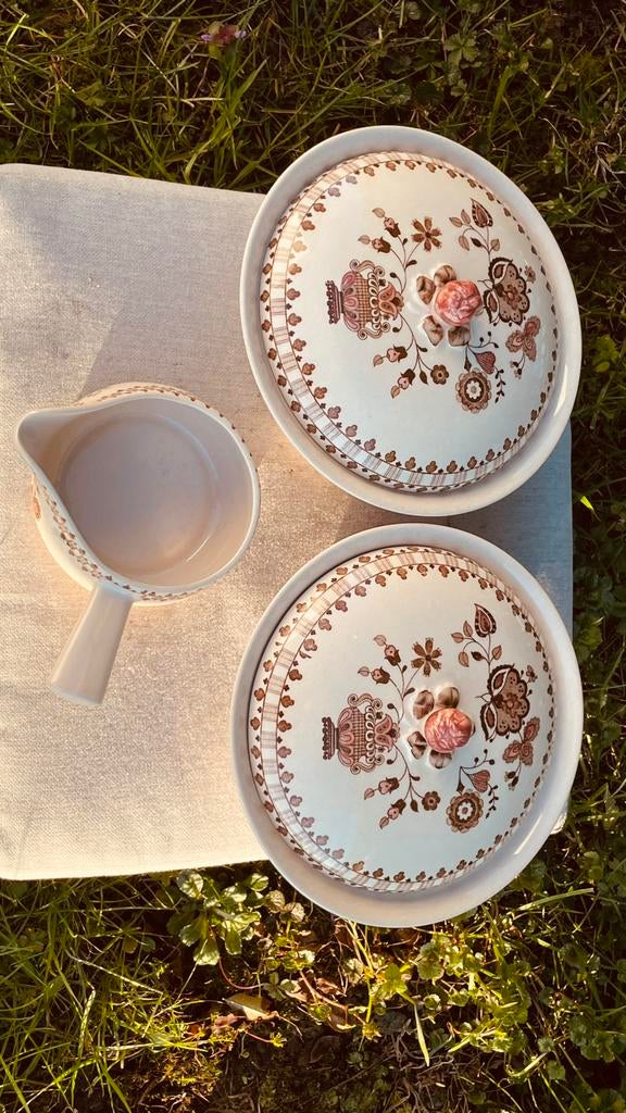 2 vintage dekschaal en 1 sauskom, Ophalen of Verzenden, Overige stijlen, Aardewerk, Schaal of Schalen