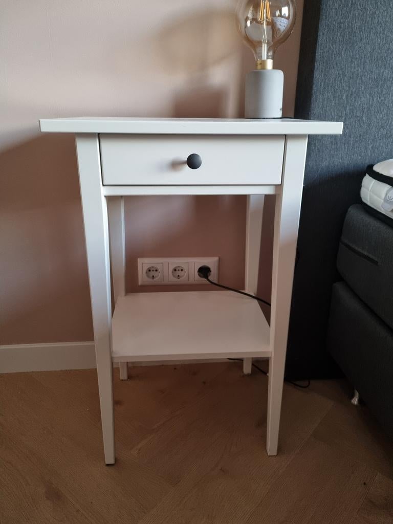 2 x Ikea Hemnes nachtkastje, Huis en Inrichting, Slaapkamer | Nachtkastjes, Ophalen, Zo goed als nieuw, 45 tot 65 cm, 70 cm of meer