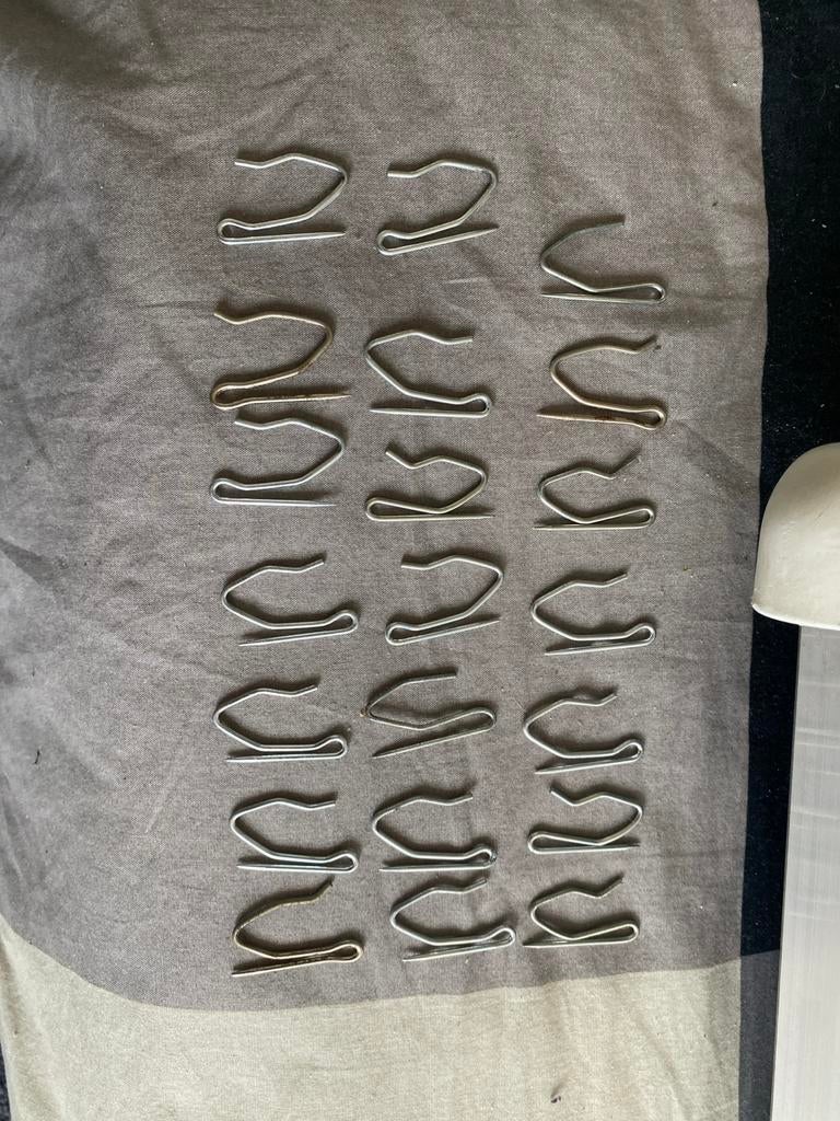 61 zilverkleurige gordijnhaken, Gebruikt, Overige kleuren, Minder dan 100 cm, 50 tot 100 cm