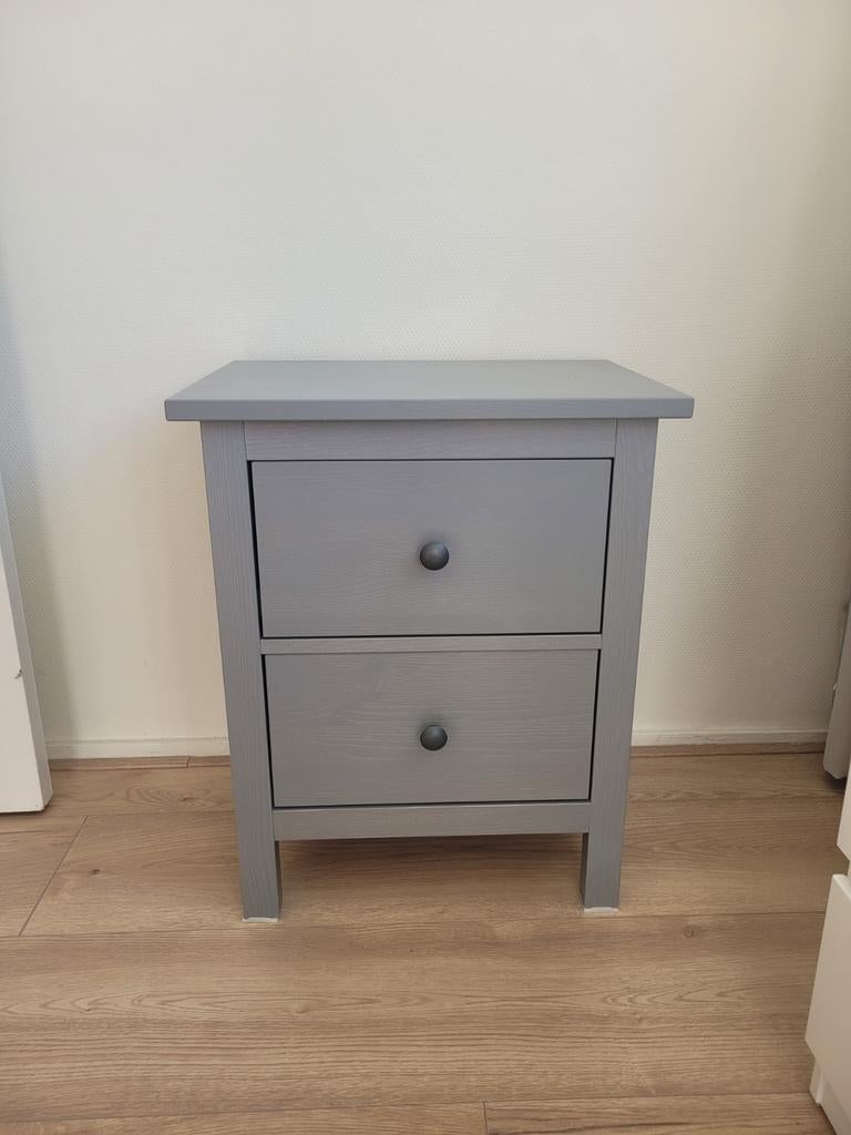 Hemnes nachtkastje ladekast grijs, Huis en Inrichting, Slaapkamer | Nachtkastjes, Ophalen, Zo goed als nieuw, Minder dan 45 cm