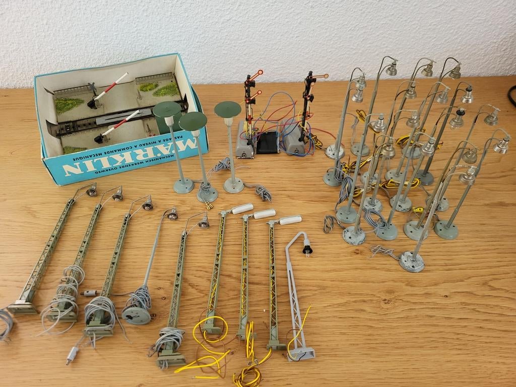 Märklin seinpalen, lantaarnpalen en overweg, Ophalen of Verzenden, Gebruikt, Staal