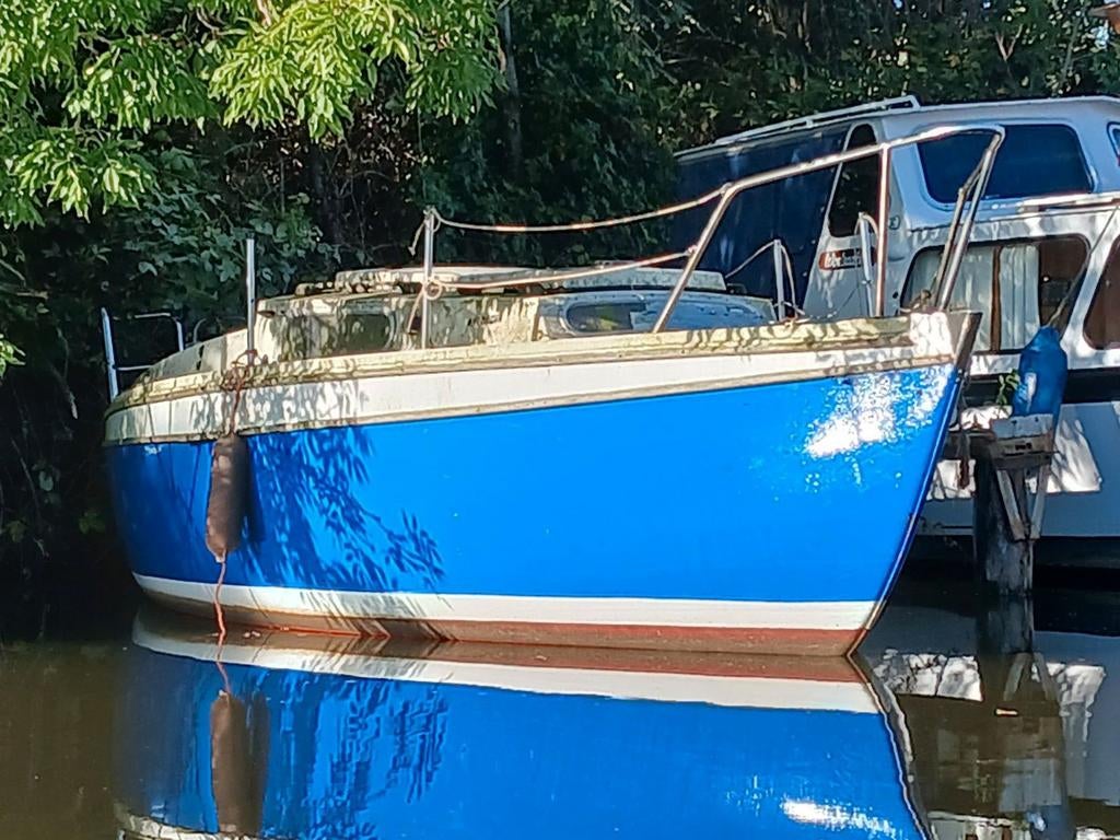 Polyester zeilboot met vaste Kiel en buitenboordmotorbeun, Watersport en Boten, Bootonderdelen, Ophalen, Gebruikt