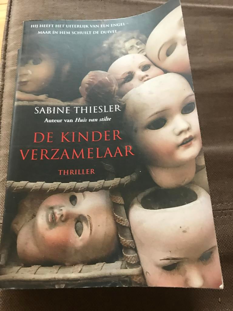 De Kinderverzamelaar - Sabine Thiesler (Thriller), Ophalen of Verzenden, Zo goed als nieuw