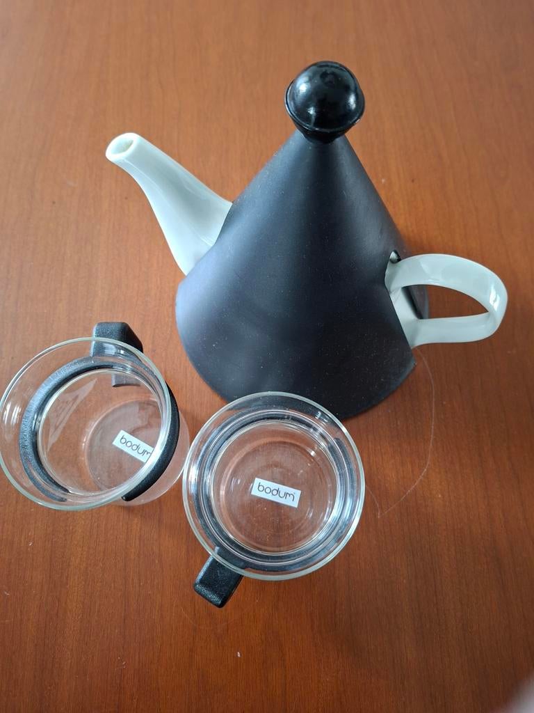 Theeset: theepot met theemuts en 2 theeglazen, Ophalen, Gebruikt