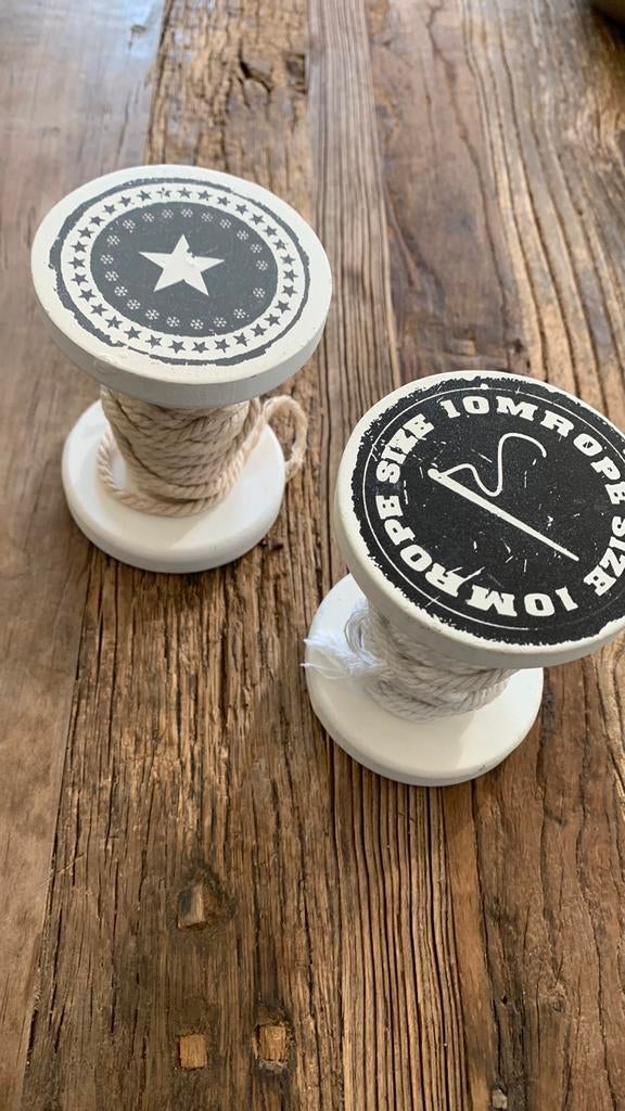 2 x houten klossen met koord, Huis en Inrichting, Woonaccessoires | Etagères, Ophalen of Verzenden, Zo goed als nieuw