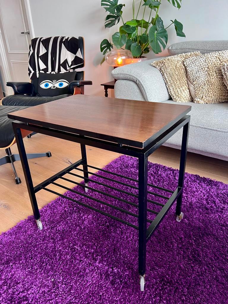 Mid century bijzettafel op wieltjes, Gebruikt, 60 cm of meer, Rechthoekig, Hout