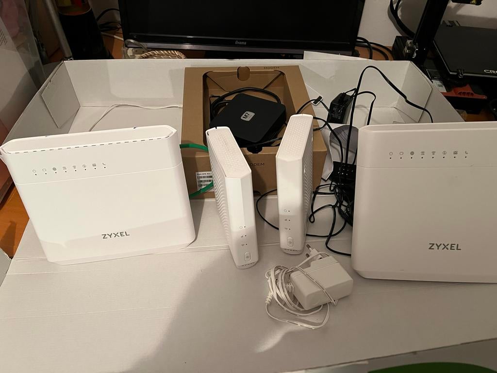 2x Zyxel modem T50 met 2 mesh extenders en tv ontvanger, Ophalen of Verzenden, Gebruikt, Router met modem