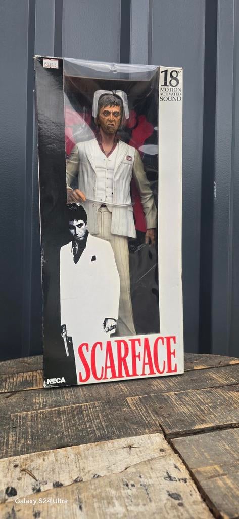 NECA Scarface Tony Montana 18” figuur met geluid, Ophalen of Verzenden, Gebruikt, Actiefiguur of Pop