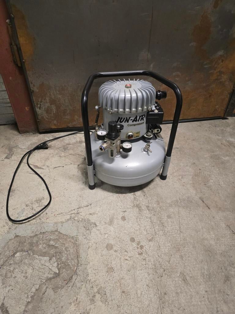 Jun Air model 6 fluisterstille compressor 8 bar 15 liter, Ophalen, Gebruikt