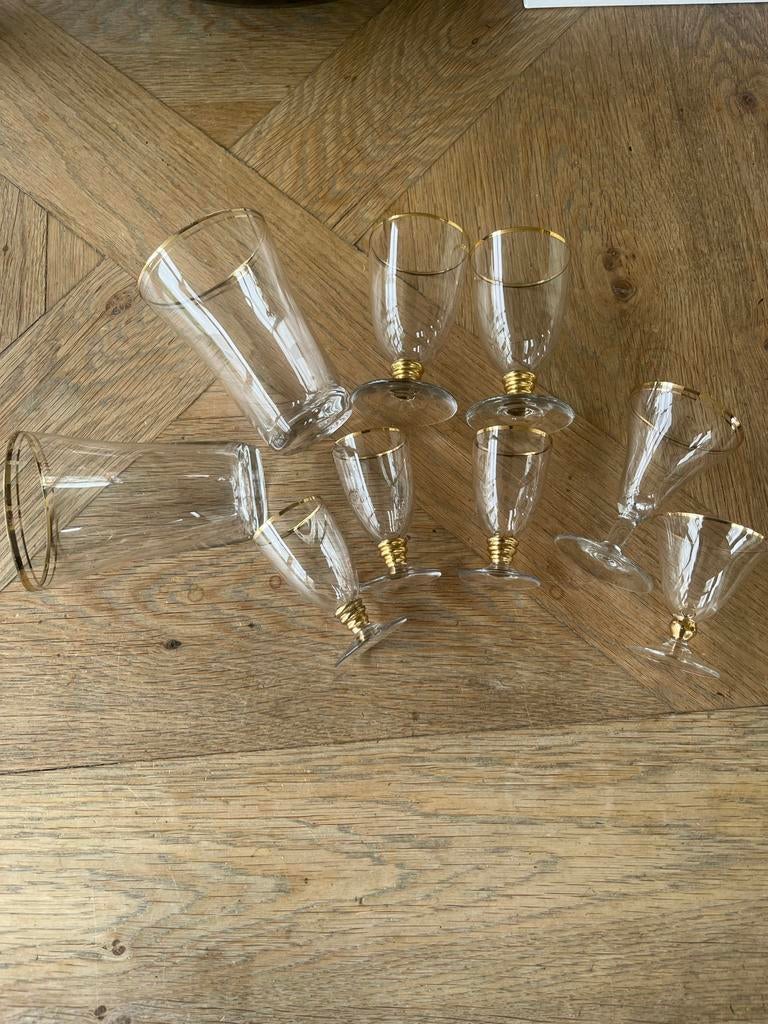 9 oude glazen met gouden rand, Ophalen