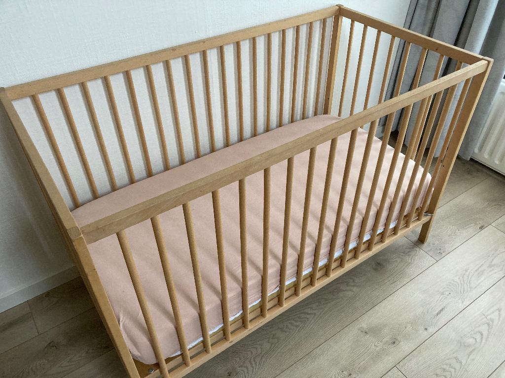 Houten kinderledikant met toebehoren en kinderstoel, Ophalen, Gebruikt, Ledikant