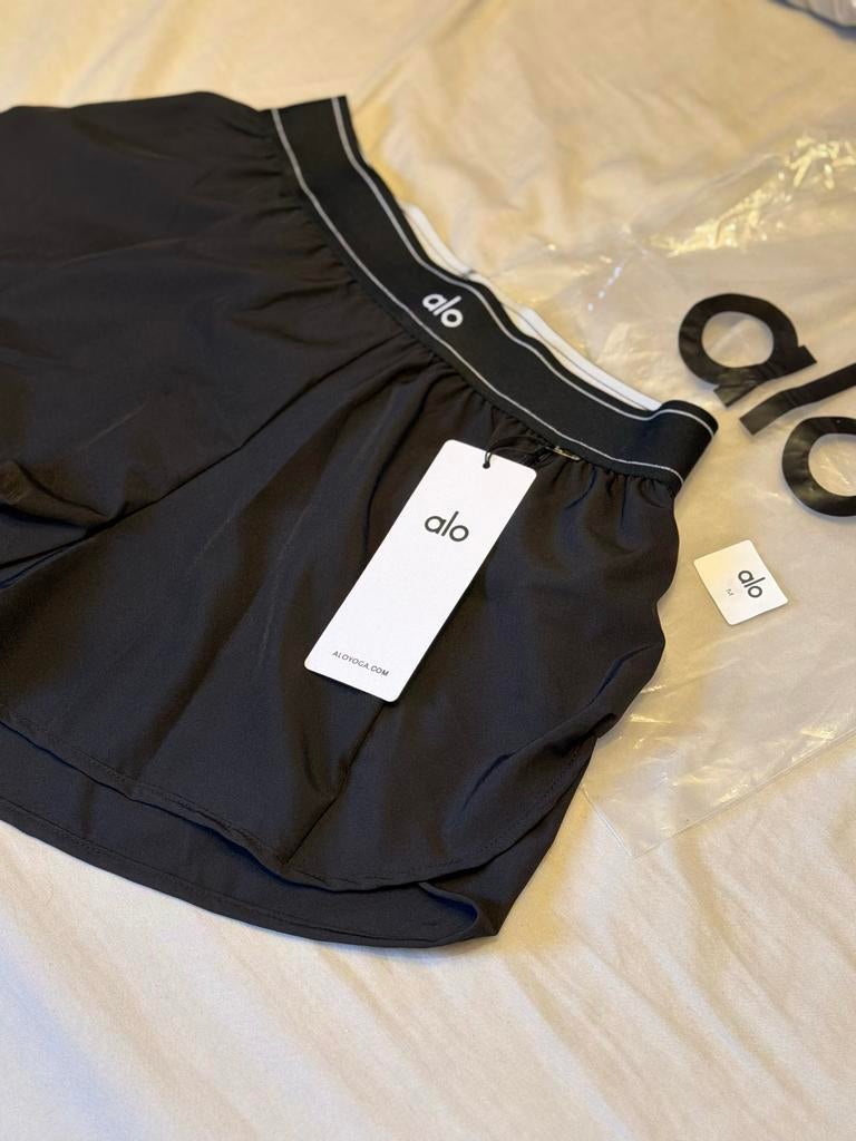 Alo Yoga Zwarte Shorts - Maat M - Nieuw met labels, Maat 38/40 (M), Zwart, Nieuw, Ophalen of Verzenden