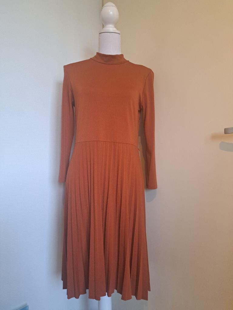 Bruin jurk Anna Field, Kleding | Dames, Jurken, Nieuw, Maat 38/40 (M), Bruin, Onder de knie, Ophalen of Verzenden