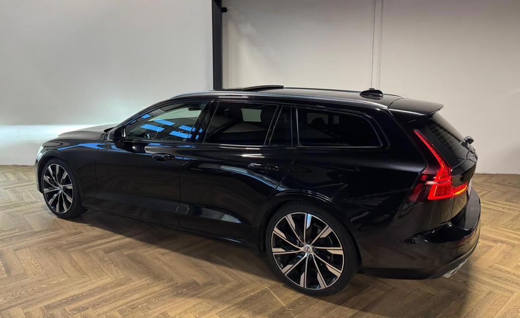 Volvo V60 2.0 D4 Momentum PANO CAM KEYLESS, Gebruikt, Zwart, Diesel, 22 km/l