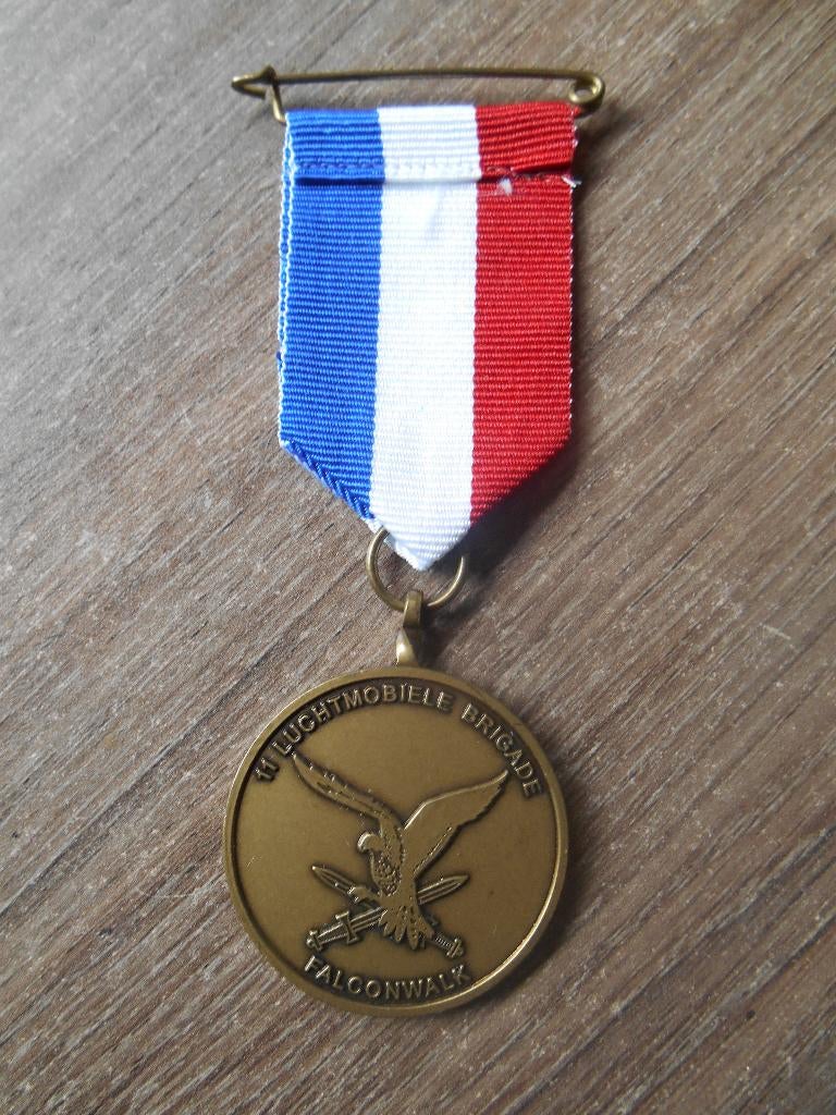 Medaille 11 Luchtmobiele Brigade 1ste Falconwalk, Ophalen of Verzenden, Landmacht, Nederland, Lintje, Medaille of Wings