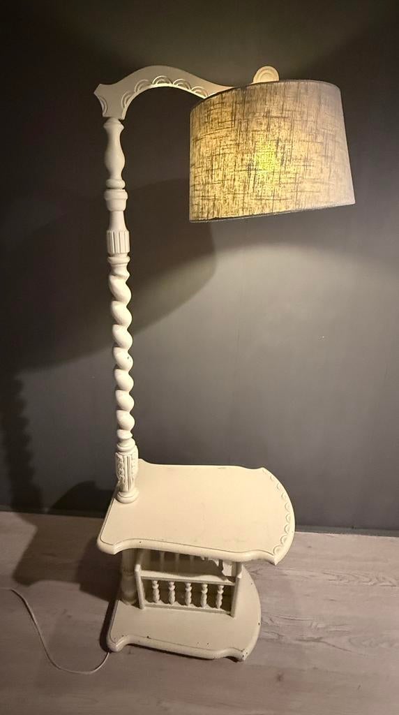 Vintage lamp met krantenbak, bijzettafel., Ophalen, Gebruikt, Grootmoeders, 75 cm of meer