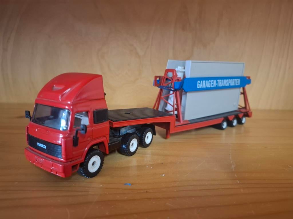 Siku Iveco met zelfbouw garage, Ophalen of Verzenden