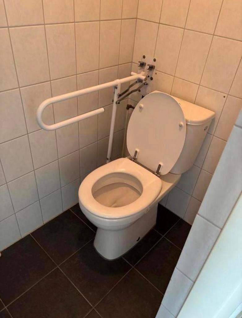 Toiletsteun, Ophalen