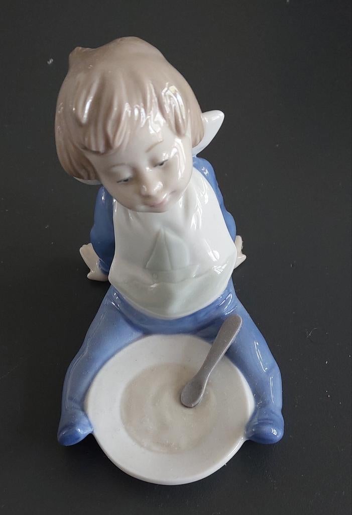 NAO Lladro Beeldje: Baby met Papbordje, Ophalen of Verzenden
