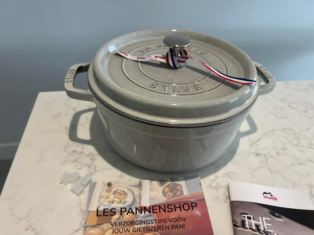 Staub La Cocotte 24 cm White Truffel nieuw, Gietijzer, Nieuw, Ophalen of Verzenden, Staub