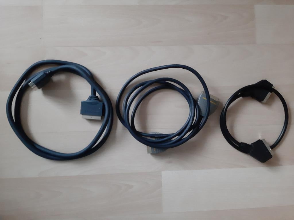 3 verschillende scartkabels, Audio, Tv en Foto, Audiokabels en Televisiekabels, Ophalen of Verzenden, Gebruikt, Minder dan 2 meter