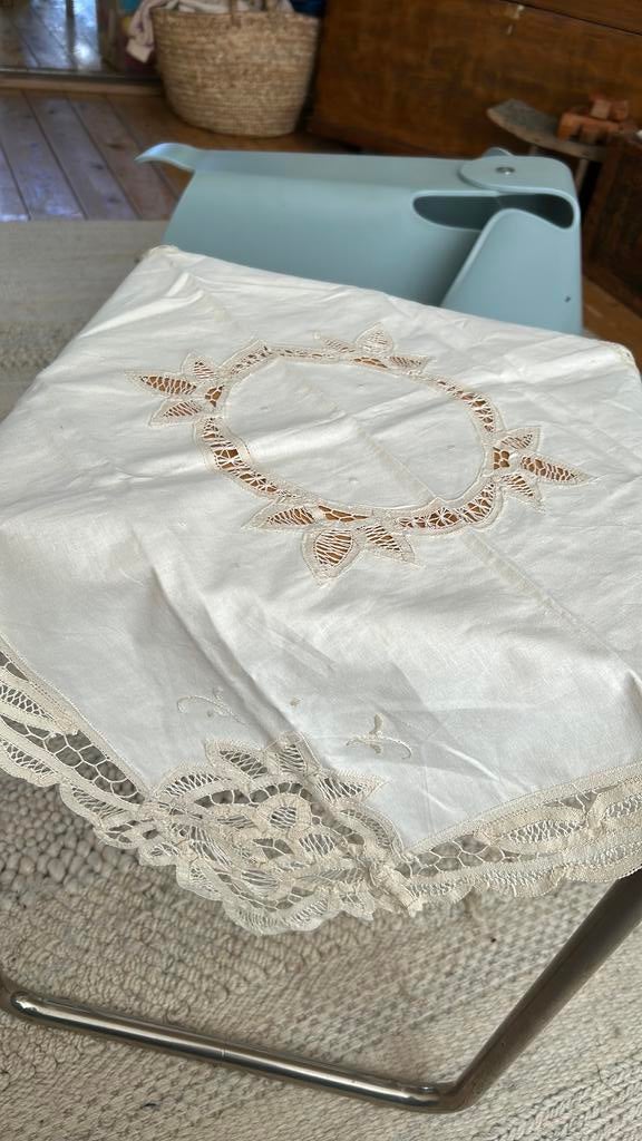 Vintage handgemaakt klein kleedje kant & borduursel, Ophalen of Verzenden, Zo goed als nieuw, Rechthoek