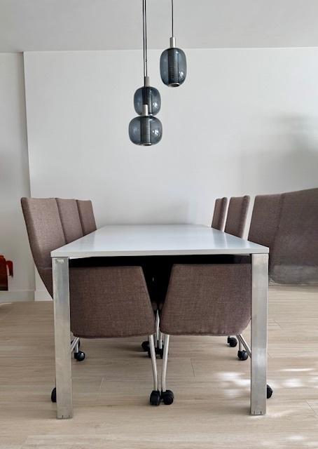 Leolux eettafel en 6 stoelen op wieltjes wielen beige Taupe, Huis en Inrichting, Tafels | Eettafels, Ophalen, Gebruikt, 200 cm of meer
