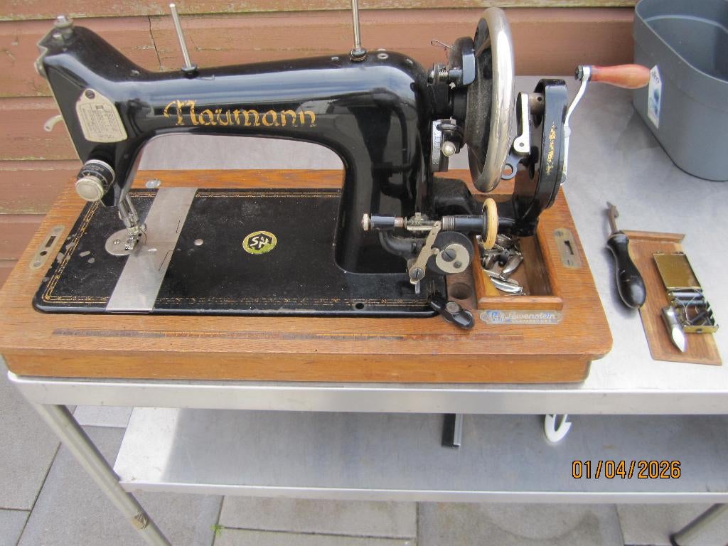 Hand naaimachine compleet met spoelen enz.merk lewenstein, Ophalen
