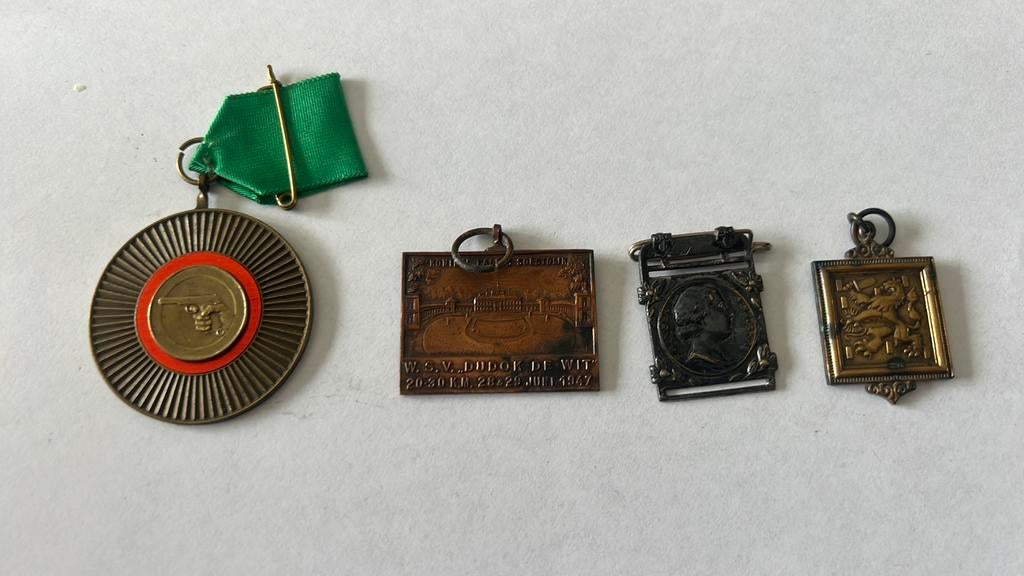 Diverse oude medailles en gespen - Verzameling, Ophalen of Verzenden, Overige materialen, Nederland