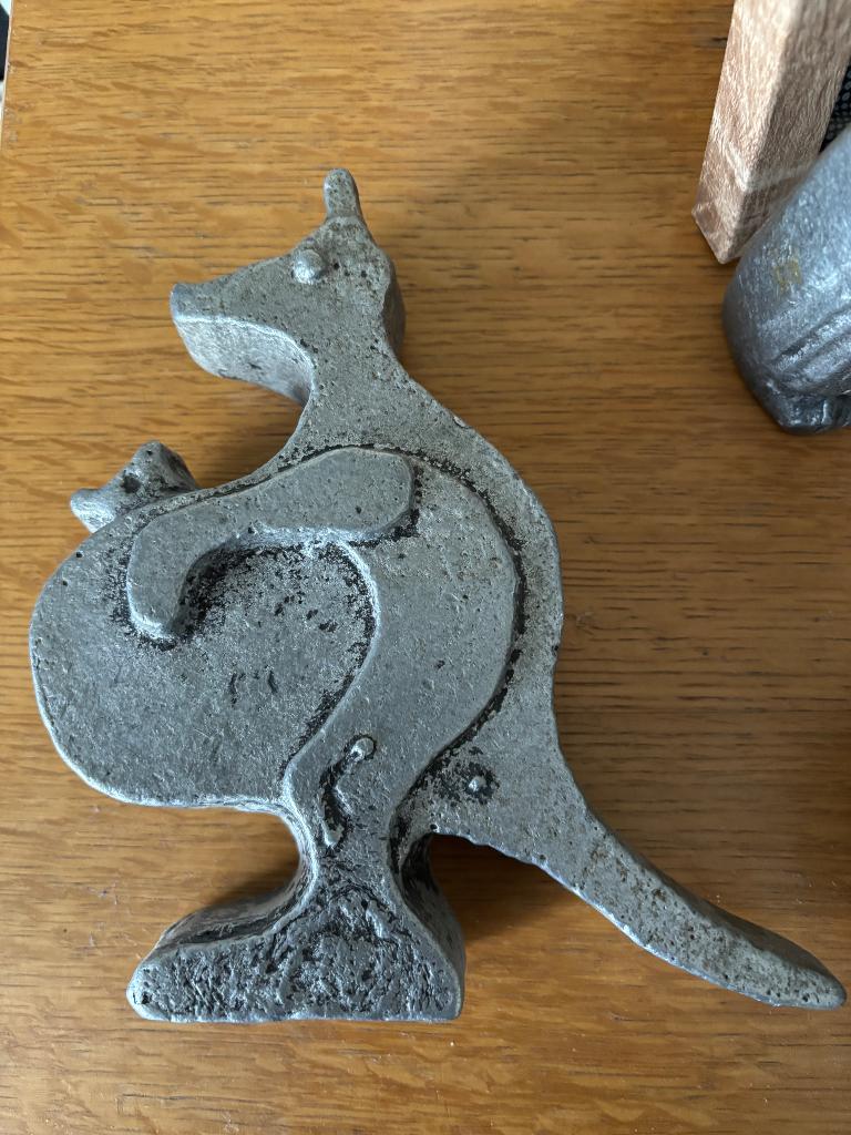 beeld Willy Ceysens kangoeroe, Overige onderwerpen, Minder dan 20 cm, Brutalistisch, Gemerkt